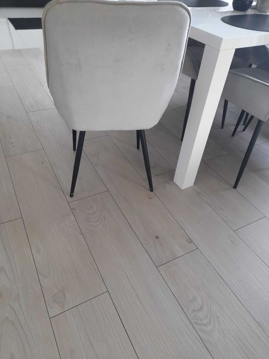 Piękne nowoczesne krzesła do jadalni