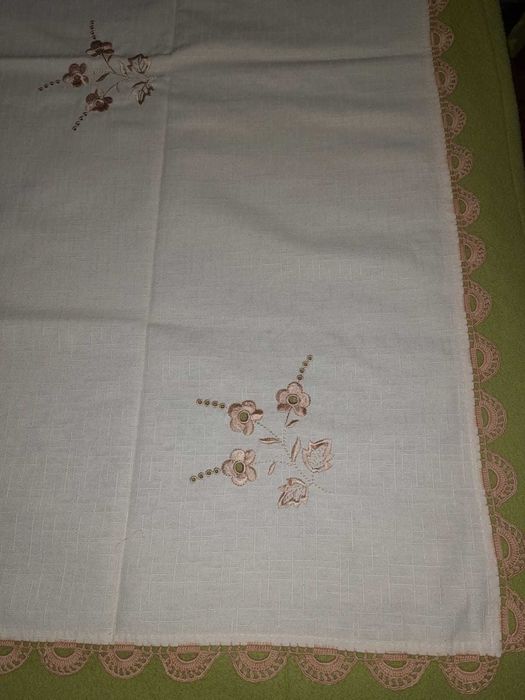 Toalha de mesa bordada à mão em ponto cruz