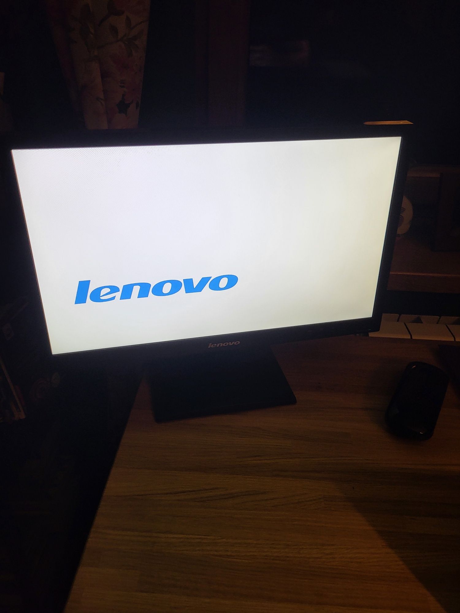 Monitory Lenovo 19cali - 2 sztuki