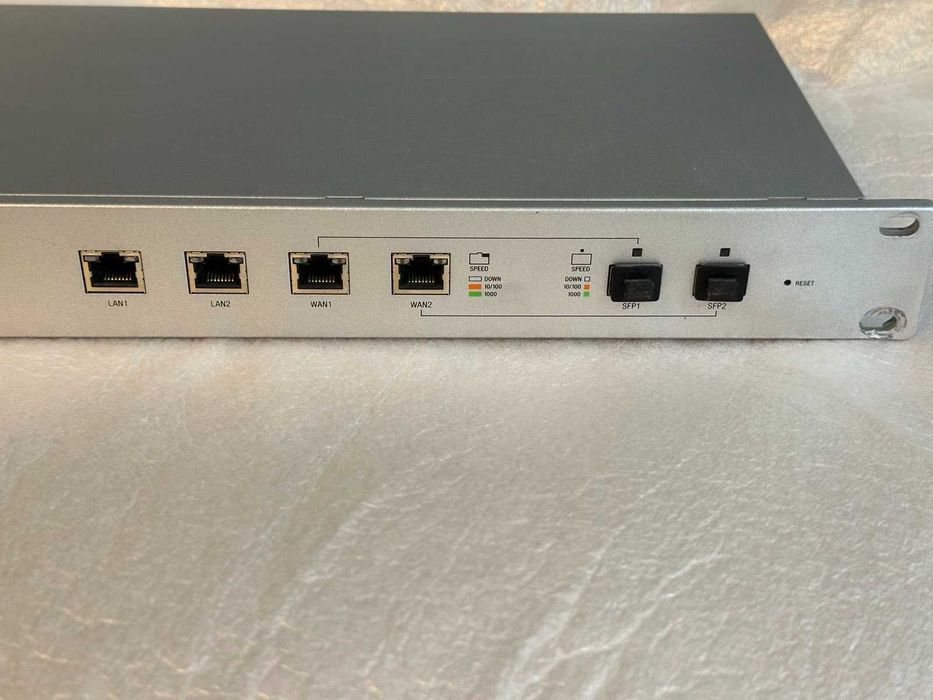 Шлюз Ubiquiti UniFi Security Gateway USG-PRO-4