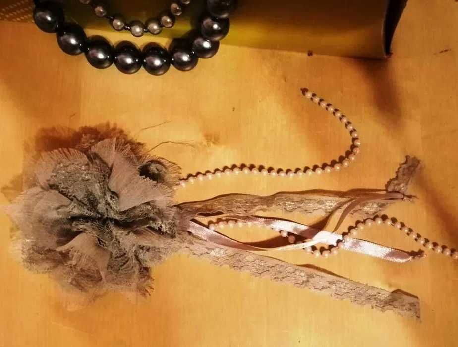 Naszyjnik ze sztucznych pereł plus broszka