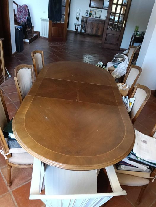 Móvel de sala.  Armário e mesa