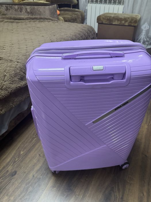 Чемодан размер М  б/у в отличном состоянии