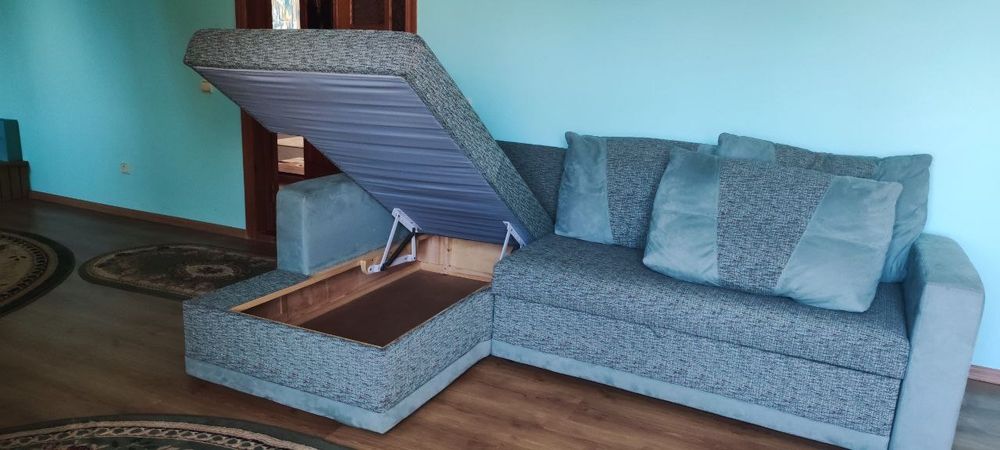 Стильний універсальний диван.