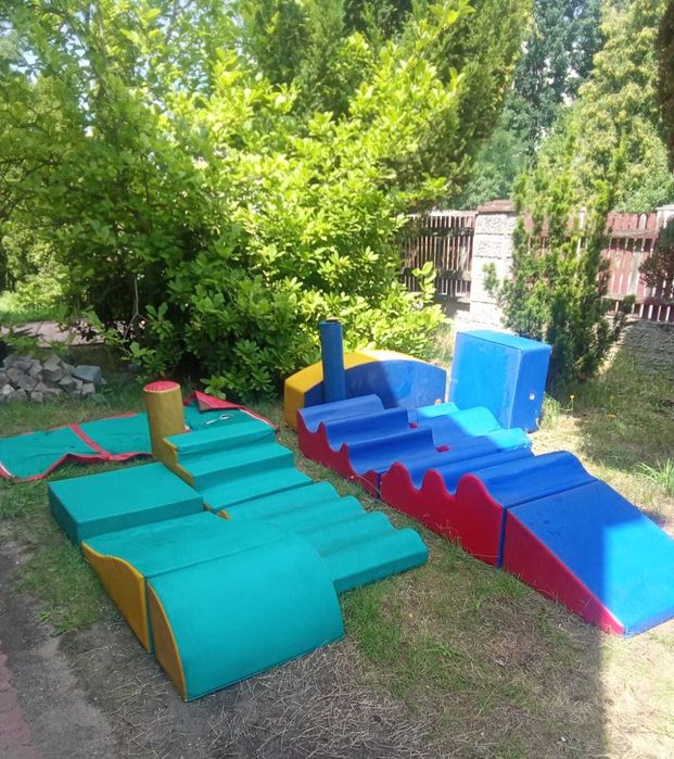 Piankowy plac zabaw/tor przeszkód