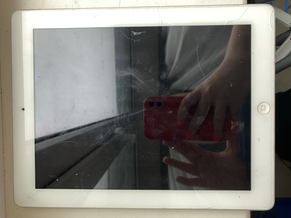 Продам iPad в хорошем состояние , рабочий