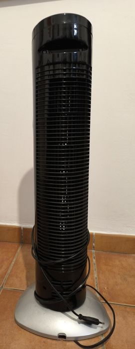 Ventilador preto em torre da AEG