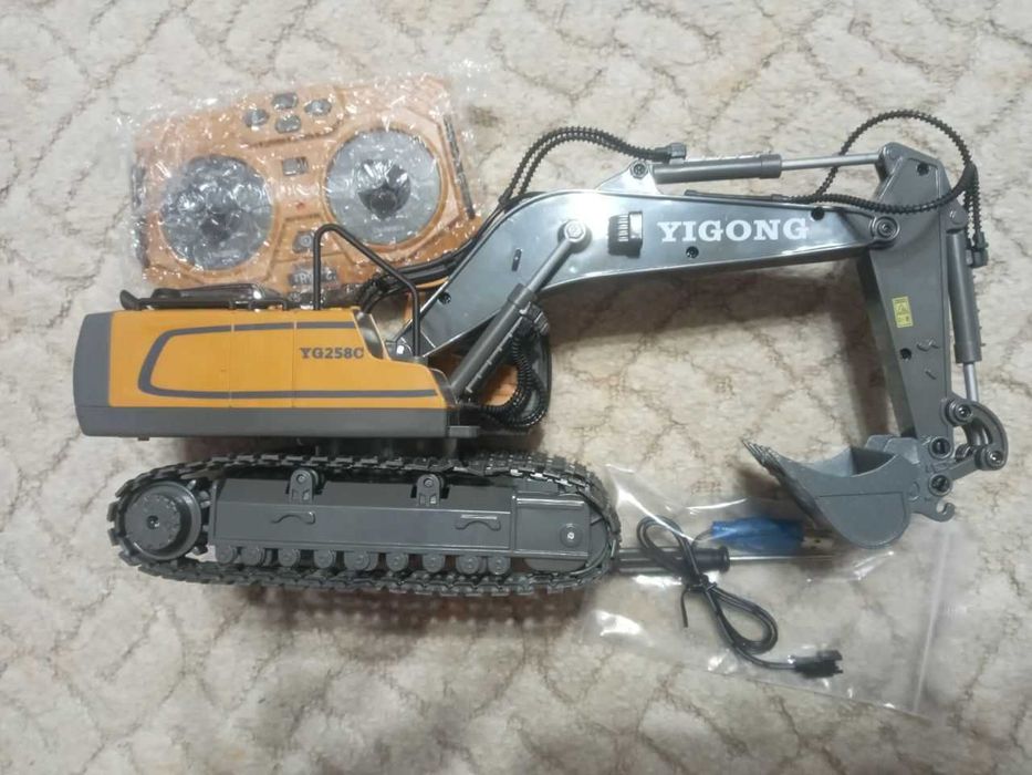 Экскаватор на пульте радиоуправлении Екскаватор на радіокеруванні