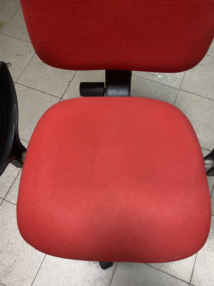 Cadeira de escritório vermelha