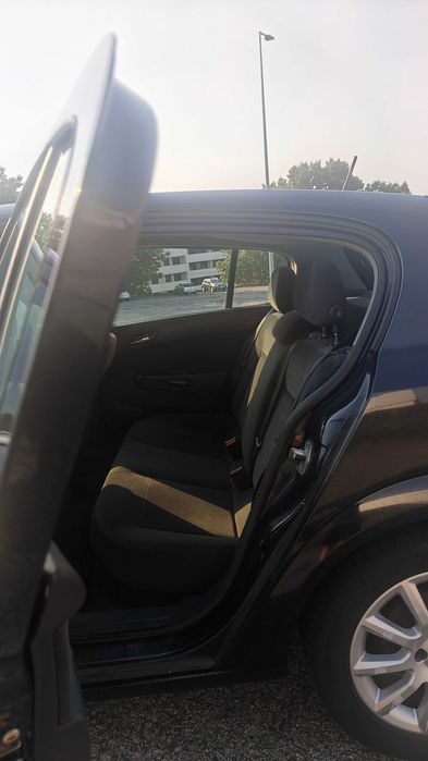 Vendo Opel Astra H 1.4L a Gasolina de 2005 em bom estado geral.