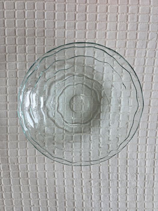 Prato decorativo de vidro com efeito ondulado