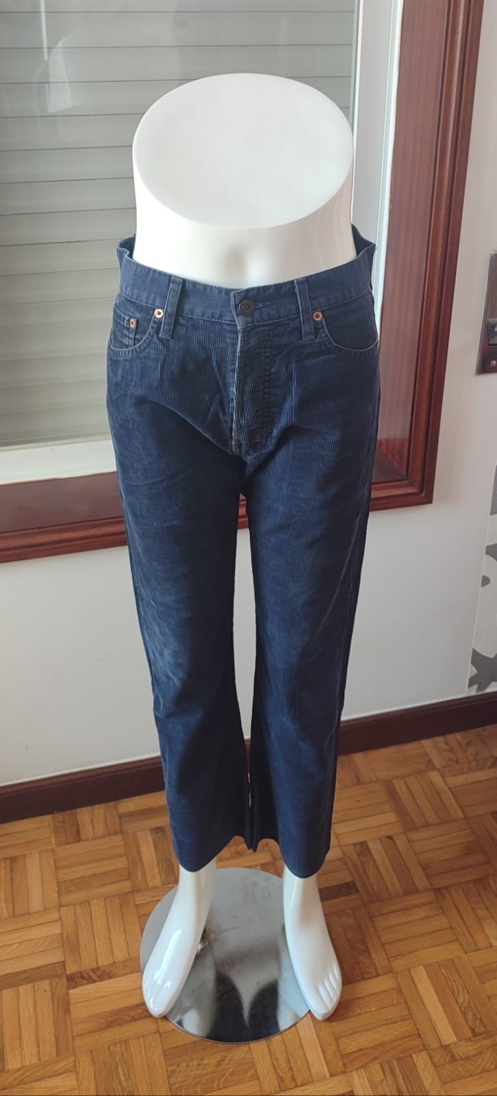 Calças Levi's de bombazine azul

- Tamanho L

Os portes são a cargo do