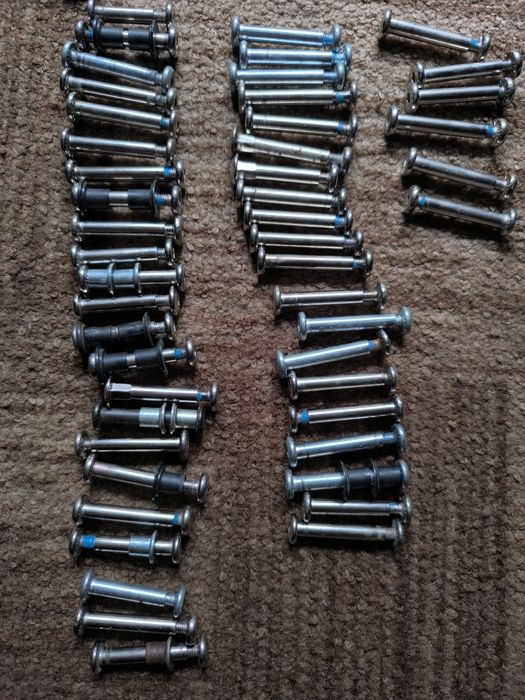 Ось с болтом в для роликов , самокатов ,сумок диам 5-8 мм.Длина разная