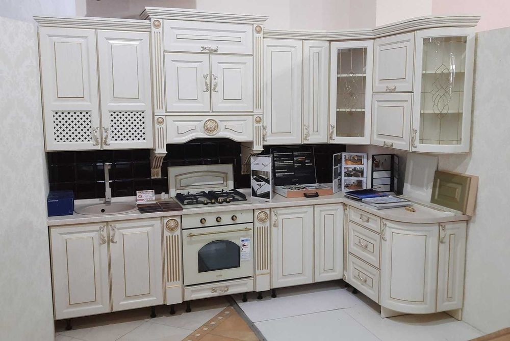 Кухня з виставки 3000х1500, Фасади ясень фарба з золотою патиною