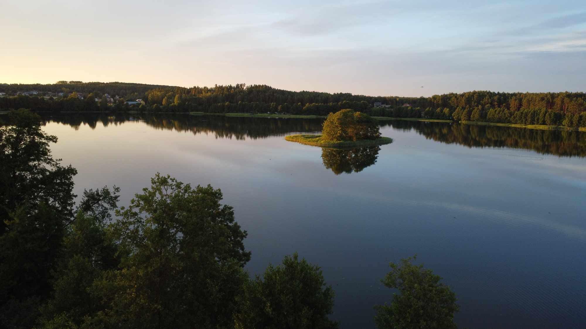 Dom 15 metrów od jeziora w lesie. Ryby i grzyby.