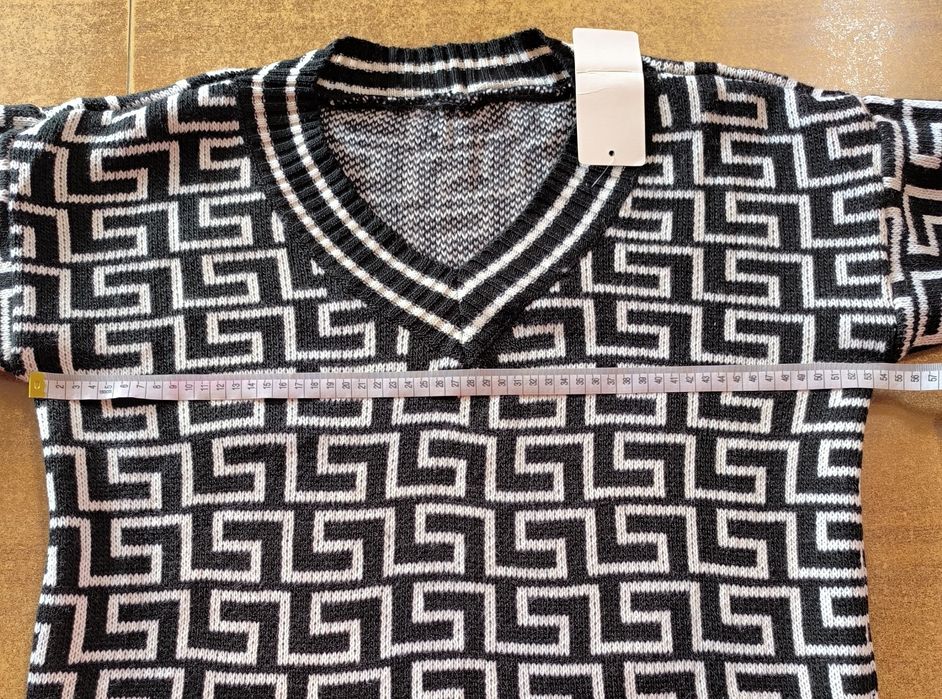 Sweterek sweter dekold wzór