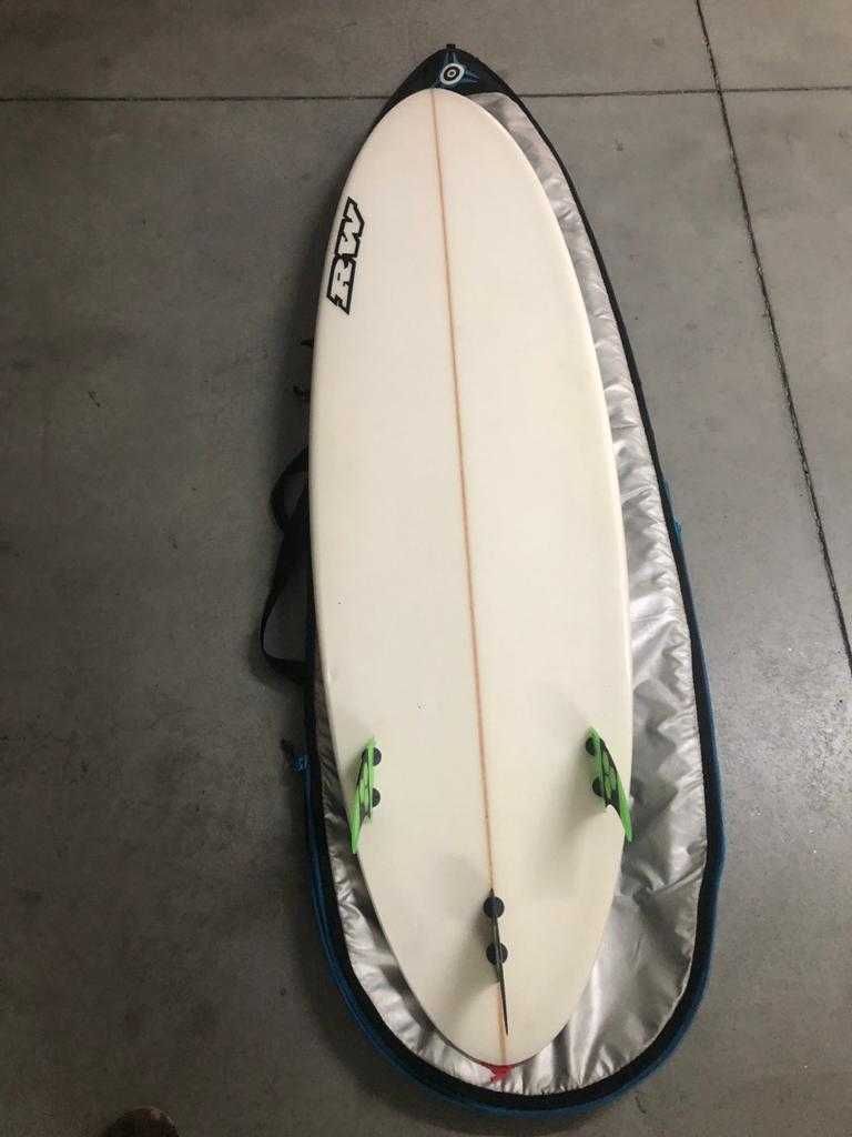 Prancha de Surf 6'2'', semi-nova, com quilhas e Saco