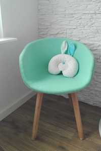 Fotel pastelowy krzesło z drewnianymi nogami styl skandynawski
