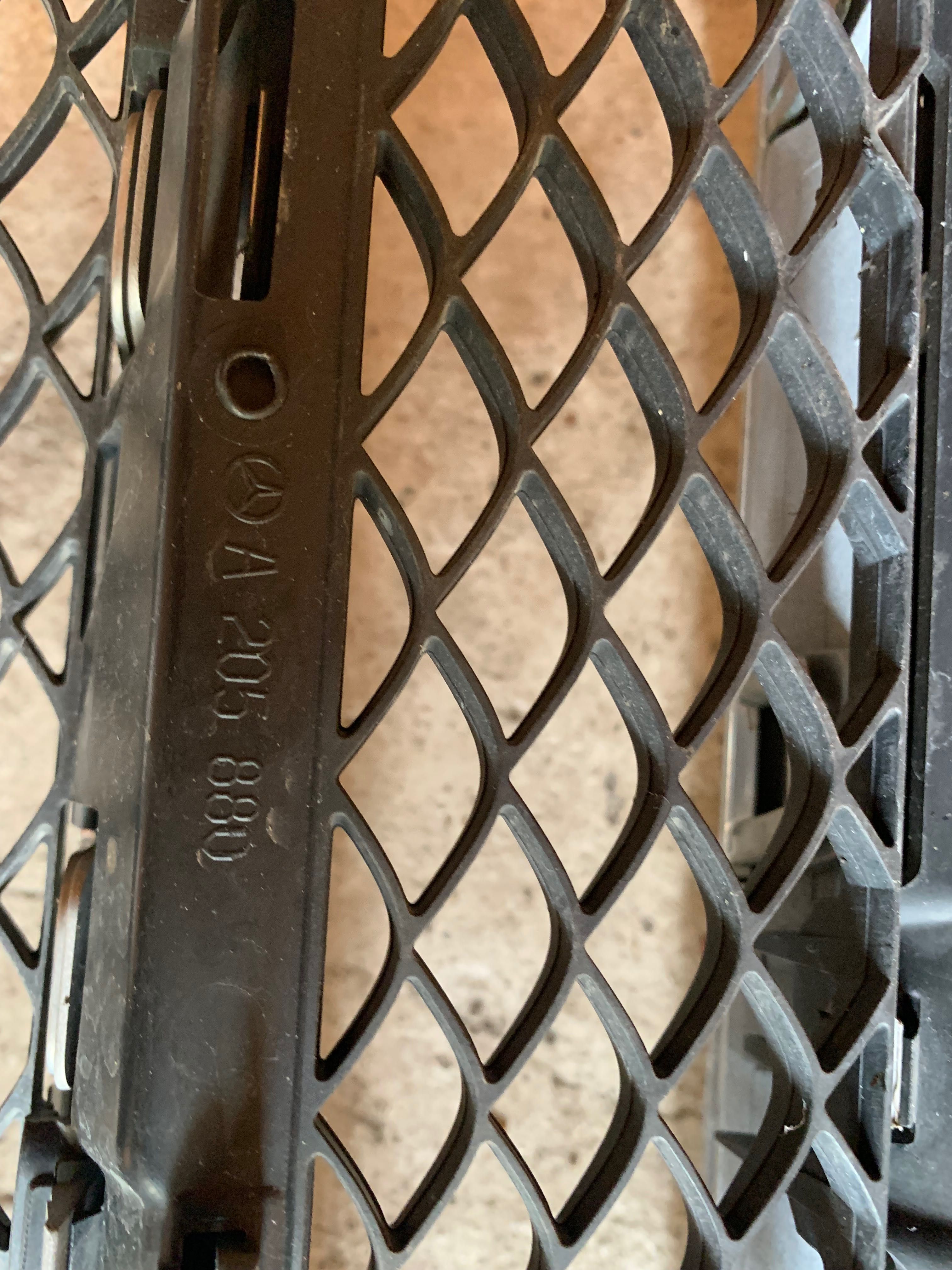 Grill atrapa w205