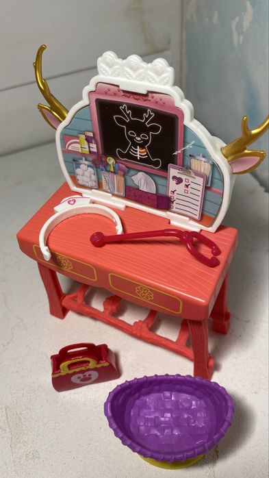 Набір Enchantimals Ветеринарна клініка і лялька Олень Данесса