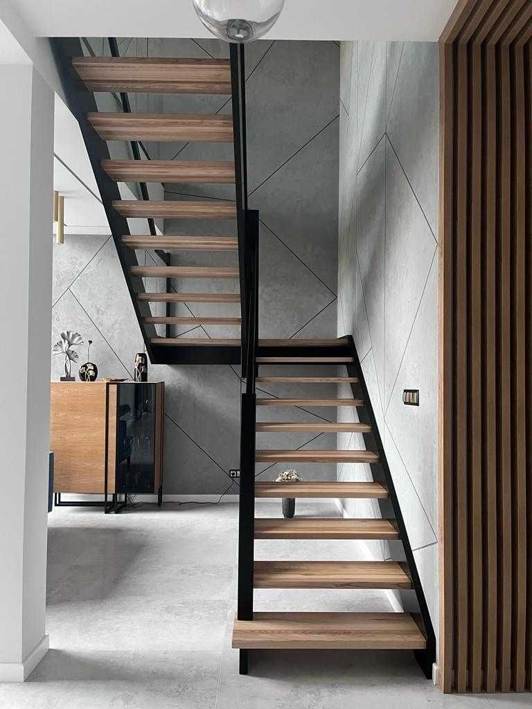 Czarne schody drewniane w stylu loftowym