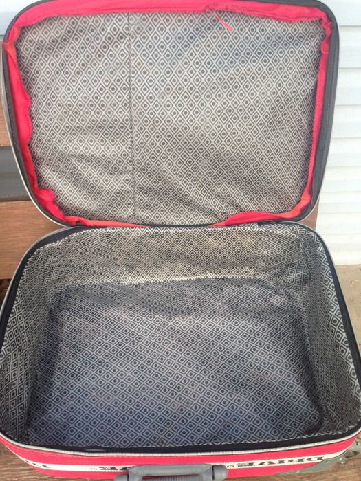 Чемодан 69х45х21 см, 69х49х25 в хорошем состоянии.