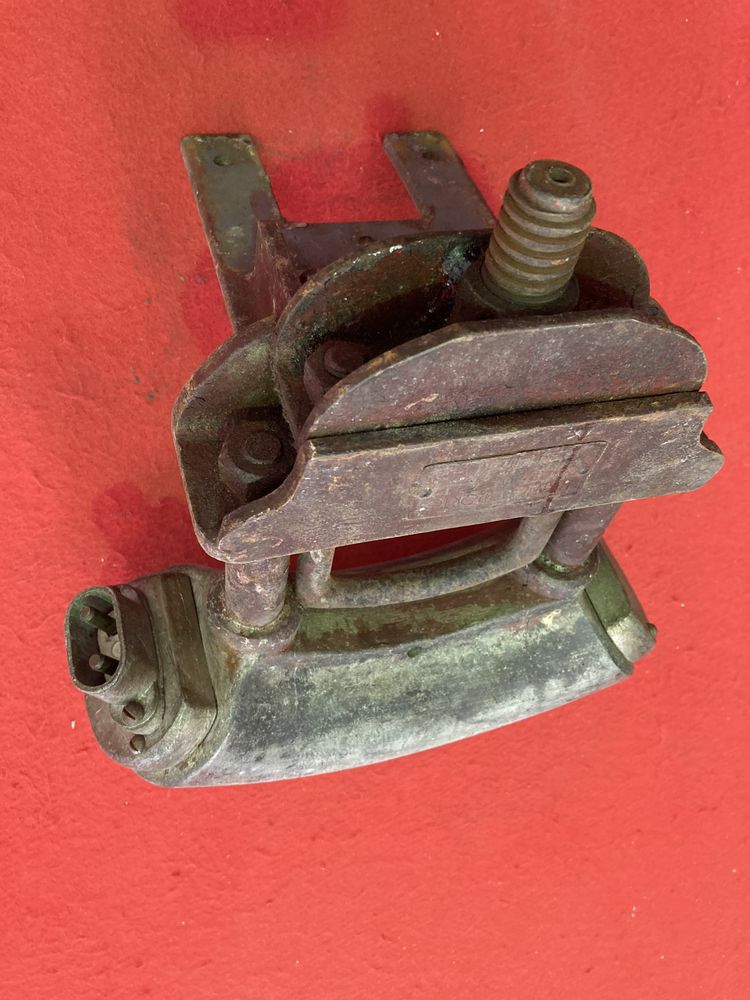 Antigo molde / ferramenta para vulcanizar pneus.