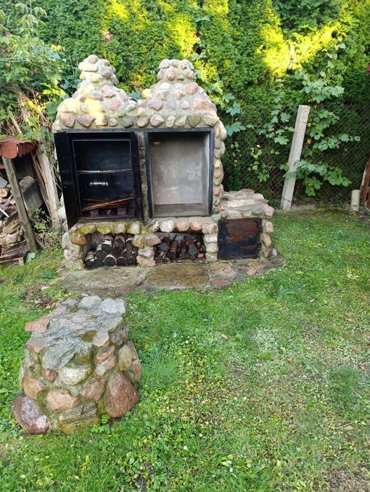 Wędzarnia ogrodowa z grillem kamienna