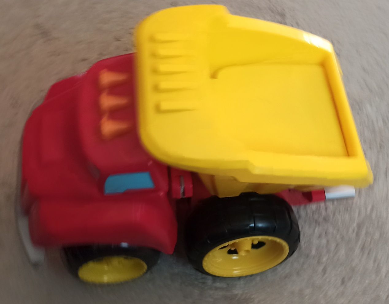 Wywrotka Hasbro Tonka Chuck Warkocząca Gaduła 18341