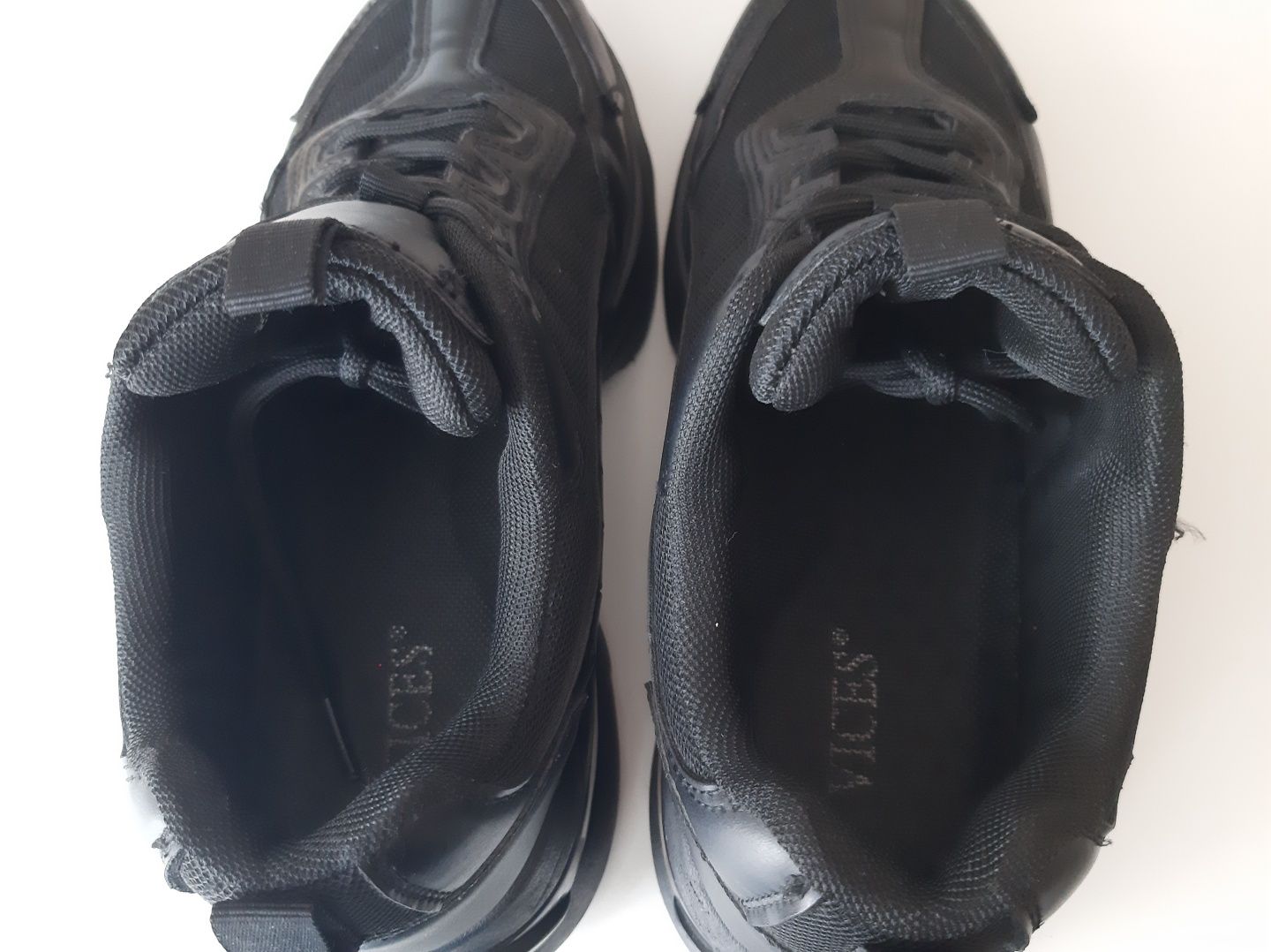 Sneakersy Vices lekkie na koturnie czarne rozm.38