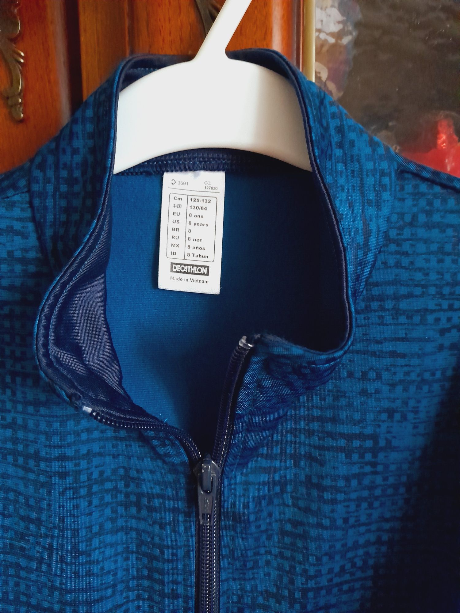Decathlon cienka niebieska kurtka dla chłopca wiatrówka 128 cm 8 lat