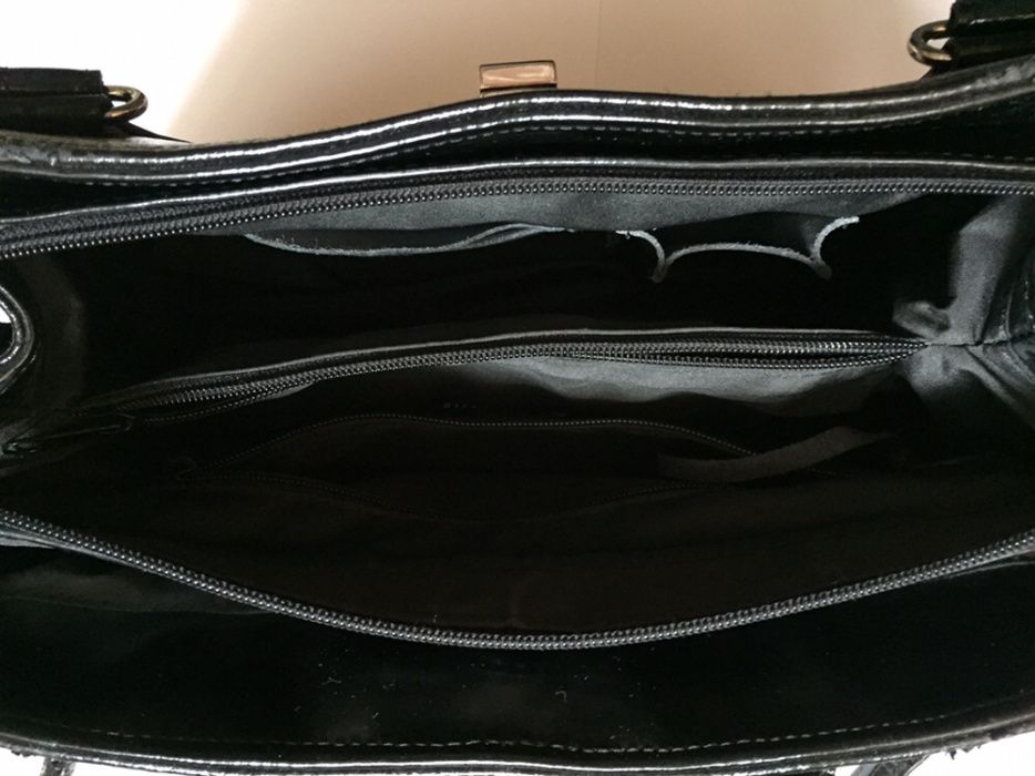 Czarna torebka, kuferek od Wojewodzic