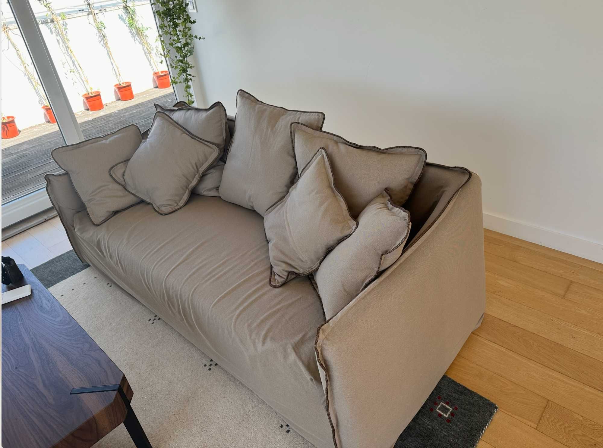 Sofa for sale (almost new) Sofá para venda (quase novo)