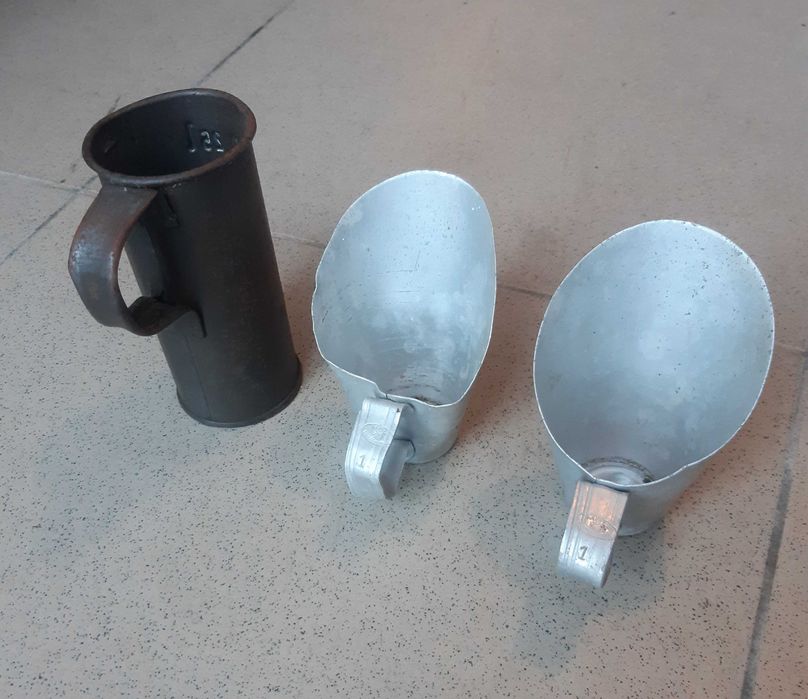 Antigos Recipientes de medição em alumínio