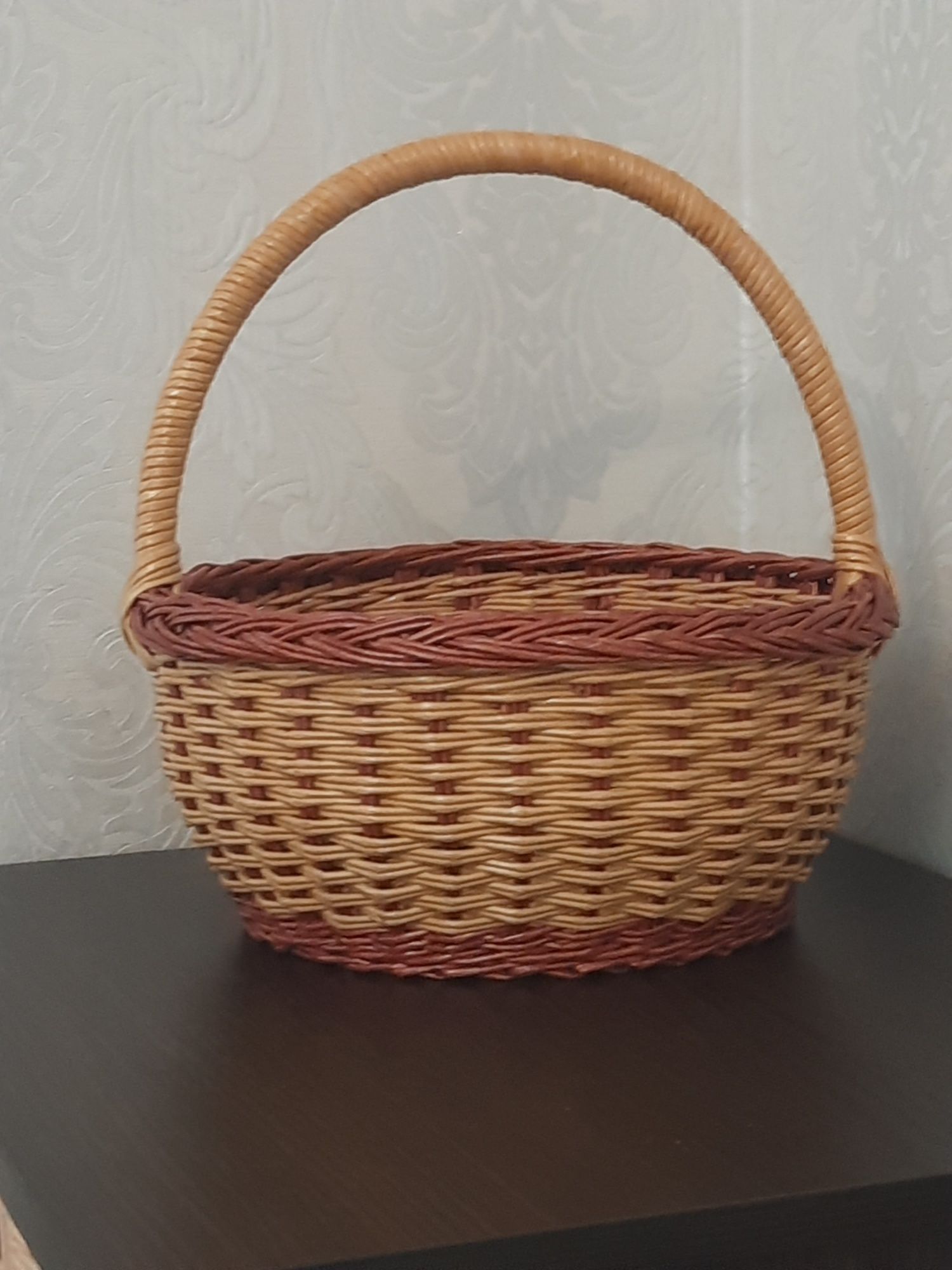 Плетёная корзина из лозы