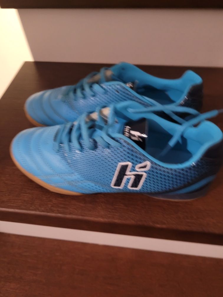 Halówki - buty piłkarskie Tacuari Teen IC marki Huari rozmiar 38