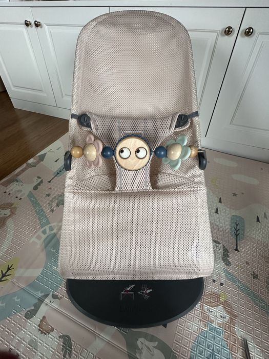 Bujaczek Babybjorn z zabawką