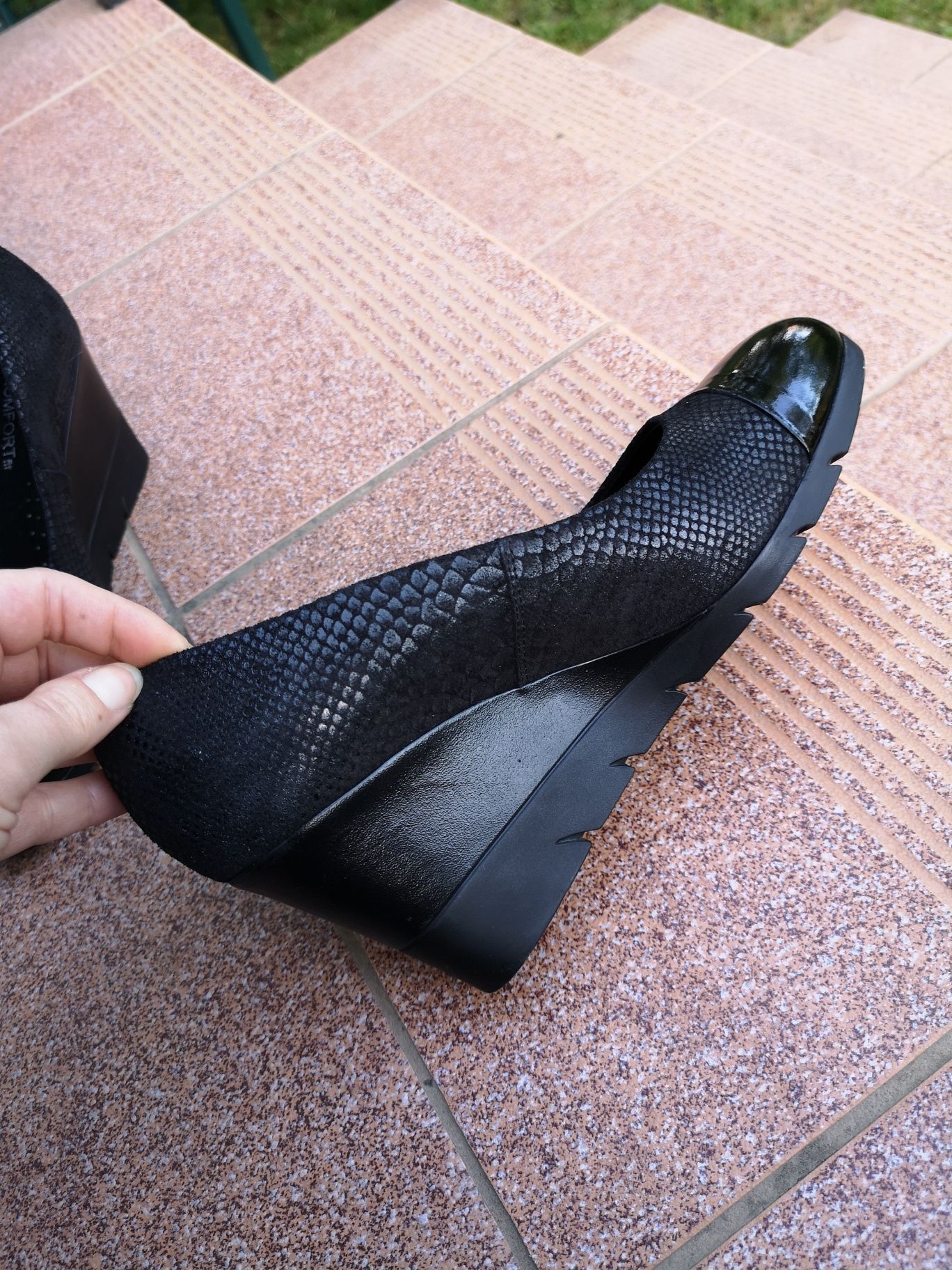 Czarne skórzane buty na koturnie BUT-S 38