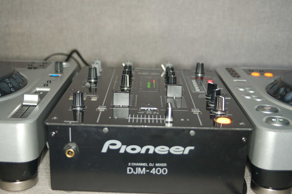 Mikser Pioneer DJM-400, dwa odtwarzacze CDJ-800MK2