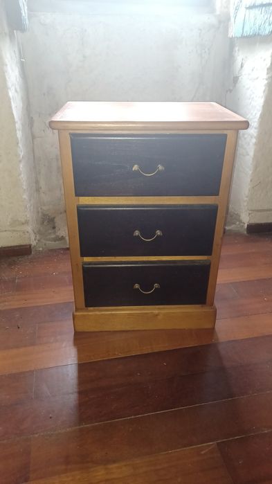 Cama com colchão e 2 mesinhas