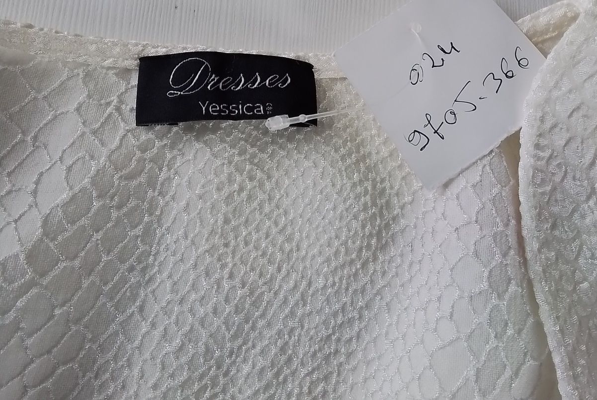Biała sukienka z  czarnym paskiem. Rozm. 36 / S / M