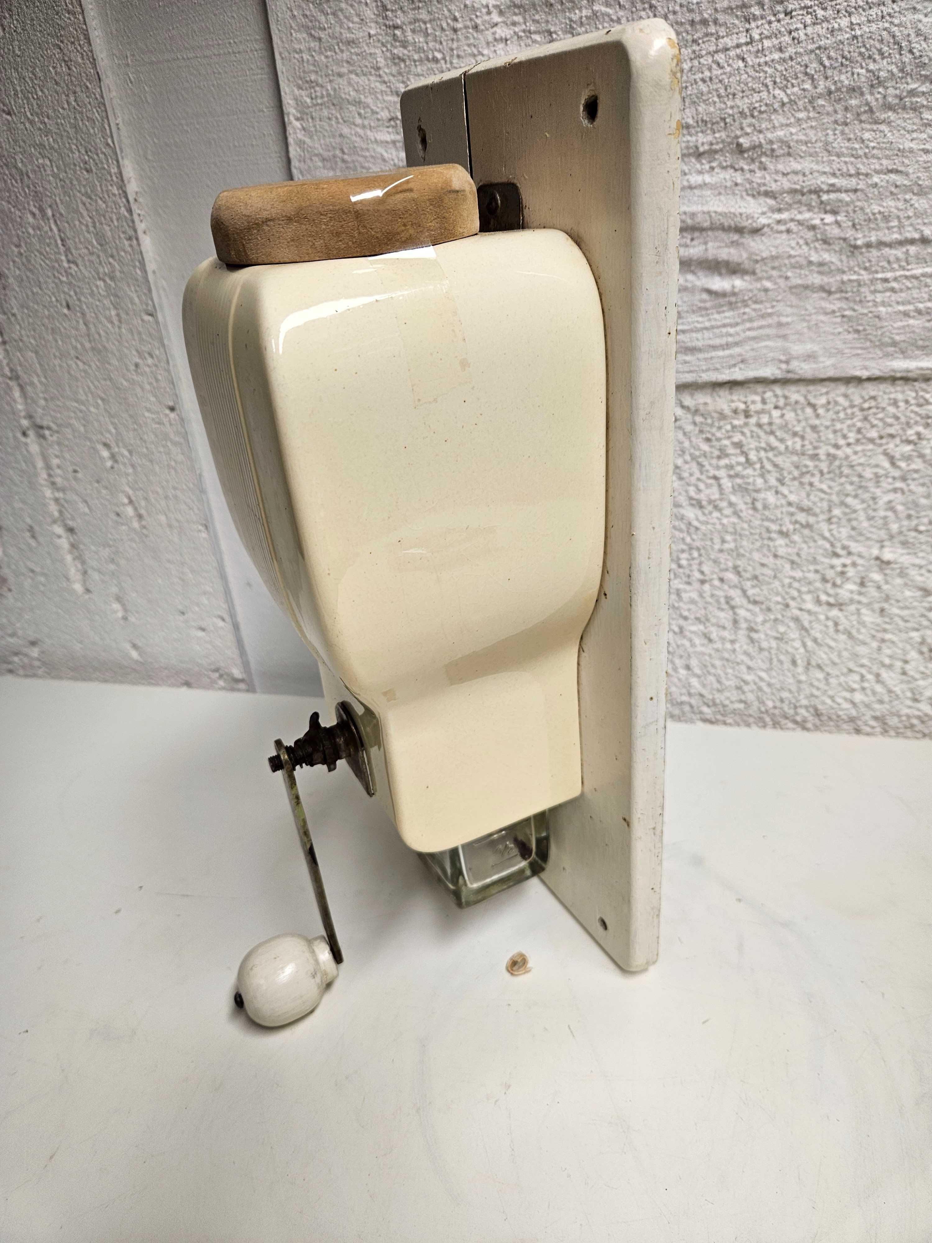 Stary oryginalny porcelanowy wiszący młynek do kawy o oryginalnym kszt