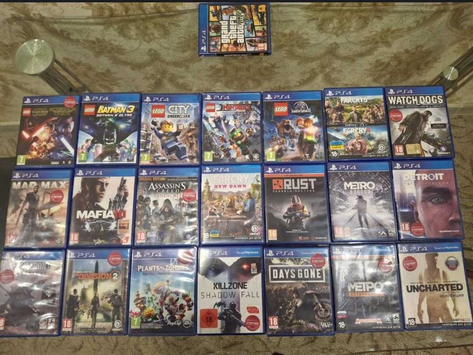 Приставка PlayStation 4, 2 геймпади, 22 диски