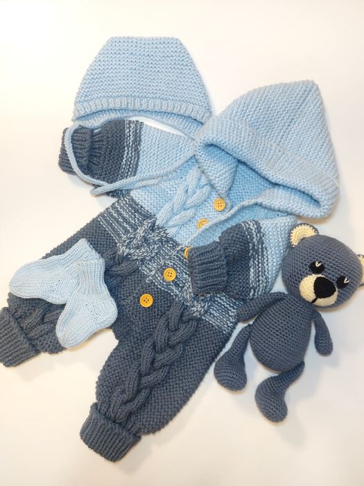 Вязаный комплект (комбинезон, чепчик, носочки, мишка)