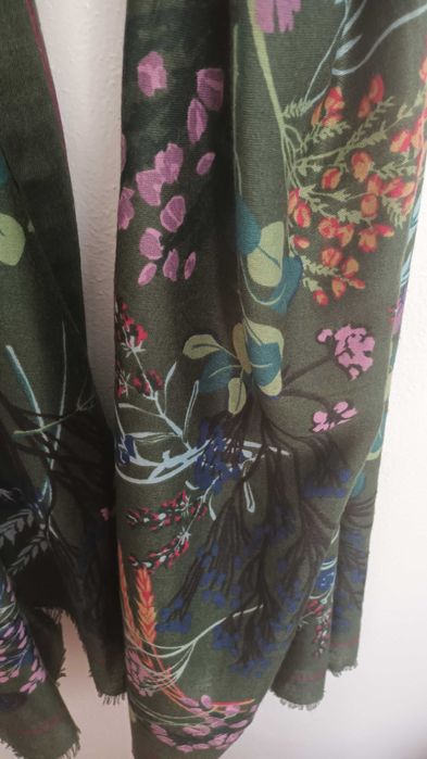 Echarpe florida com fundo verde