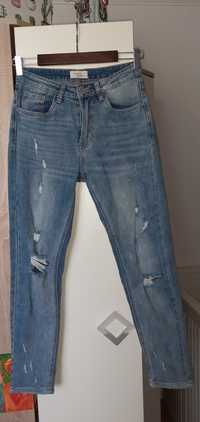 Spodnie dżinsowe z dziurami