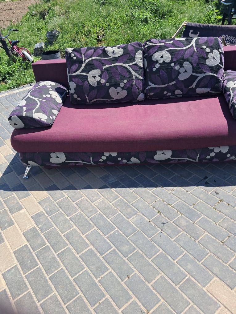 Kanapa rozkładana z poduchami