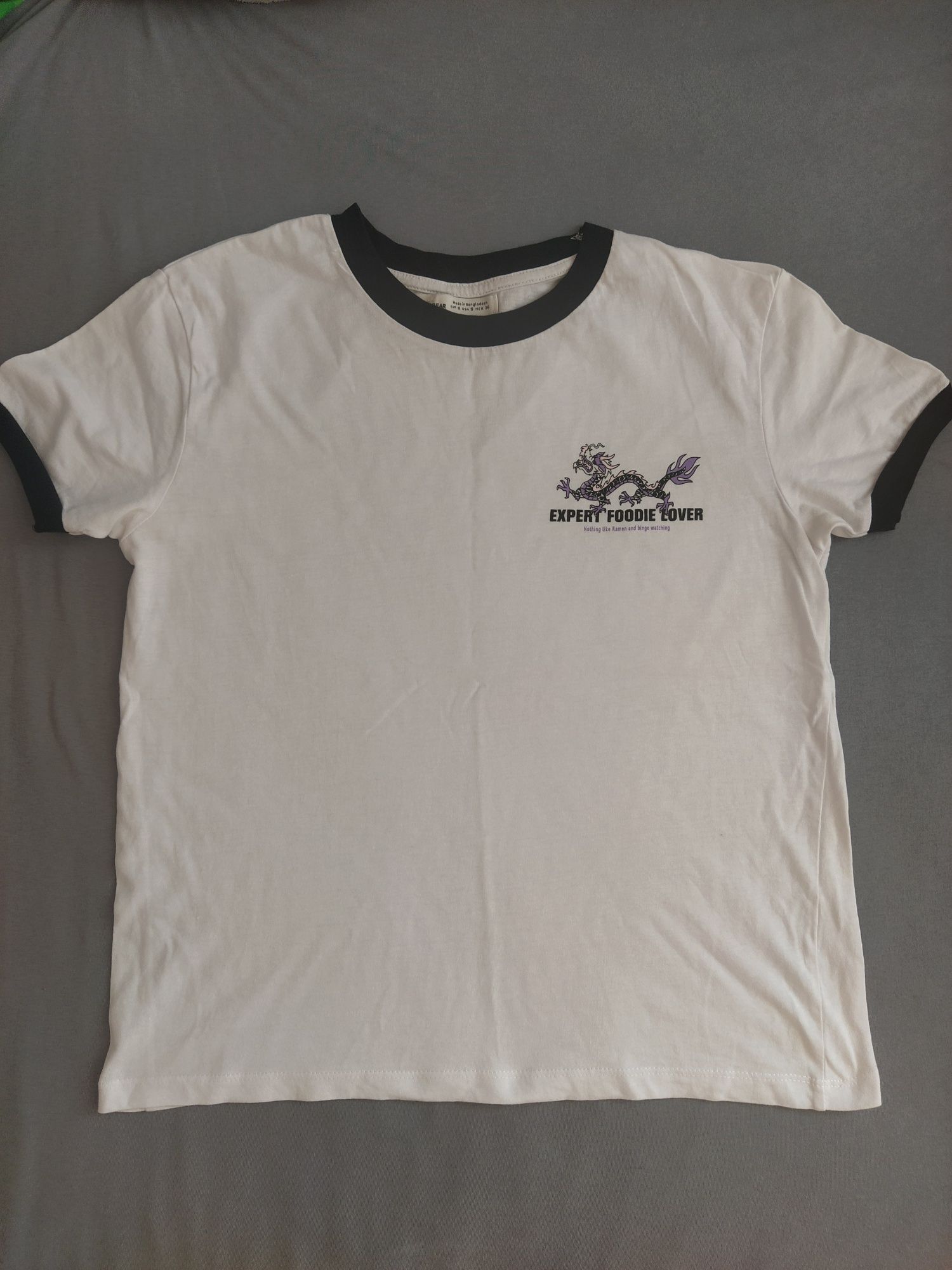 T-shirt damski z czarnym akcentem