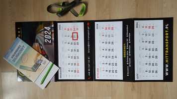 Kalendarz biurkowy oraz ścienny 2024, smycz i długopis do smartfona