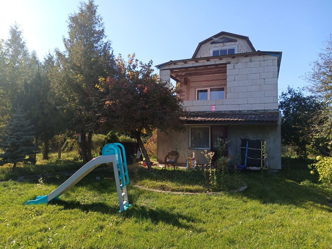• Добротний газифікований будинок в мальовничому місці!